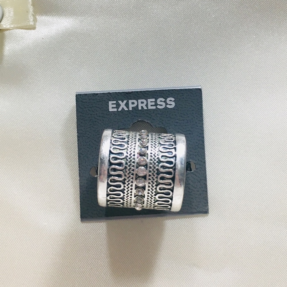 NWT Express ring 💋